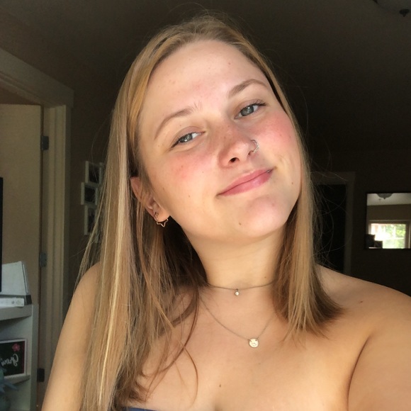 Meet your Posher, Caitlin - Picture 1 of 1